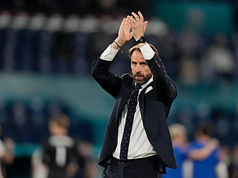 Gareth Southgate signs new con...